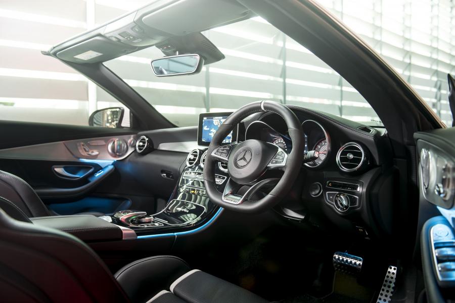 Интерьер Mercedes-AMG C63 S Cabriolet 2016 года  (UK) (фото 13 из 30)